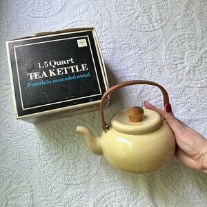RARE FIND -  VINTAGE 1.5 QUART PORCELAIN ENAMELED METAL TEA KETTLE NEW IN BOX